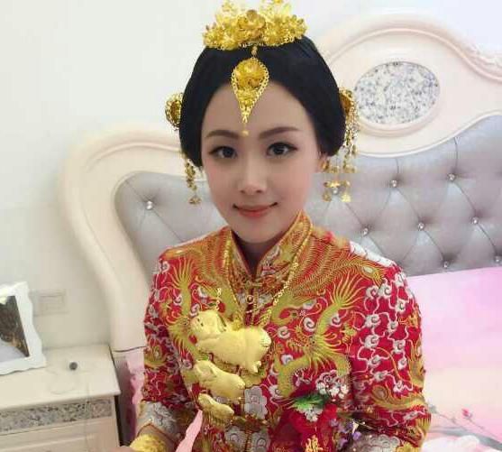 广东结婚新娘戴的金饰图3