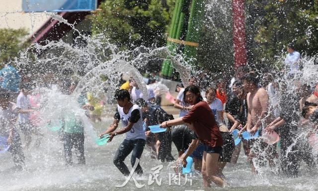 云南昆明泼水节狂欢(西双版纳泼水节好热闹的场面)图1