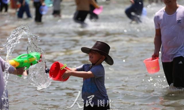 云南昆明泼水节狂欢(西双版纳泼水节好热闹的场面)图4