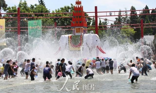 云南昆明泼水节狂欢(西双版纳泼水节好热闹的场面)图6