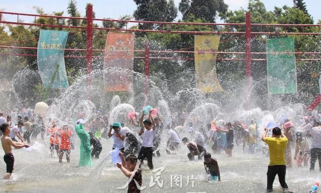 云南昆明泼水节狂欢(西双版纳泼水节好热闹的场面)图8