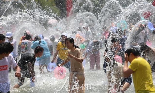 云南昆明泼水节狂欢(西双版纳泼水节好热闹的场面)图9