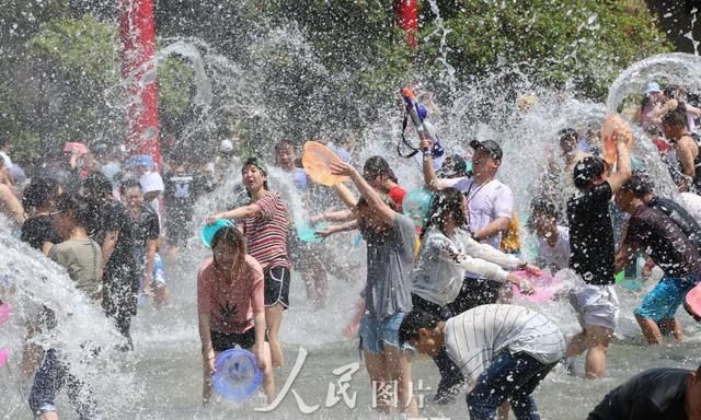 云南昆明泼水节狂欢(西双版纳泼水节好热闹的场面)图13