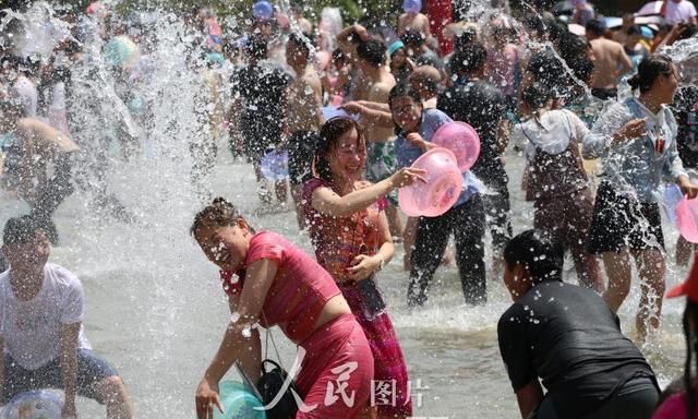 云南昆明泼水节狂欢(西双版纳泼水节好热闹的场面)图14