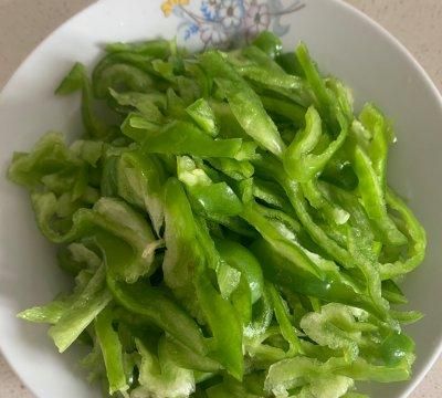 美味不用等青椒炒面筋五分钟就能上桌的美食图3