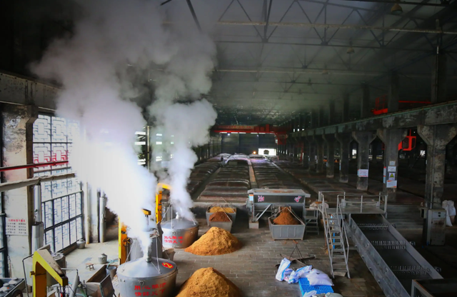 粮食价格又不贵，为什么酒厂还在生产配制酒？农村酿酒师道出实情图4