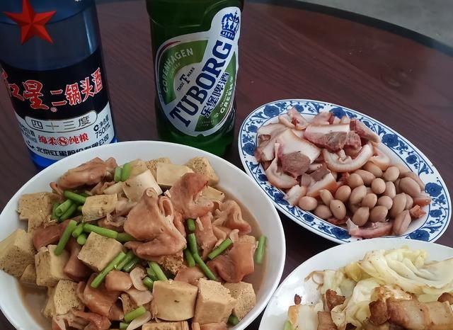 粮食价格又不贵，为什么酒厂还在生产配制酒？农村酿酒师道出实情图7