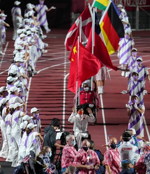 东京残奥会新闻闭幕词,东京残奥会中国代表团亮相开幕式图3