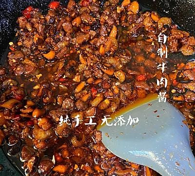 明天要上班,今天吃大餐海鲜秘制香辣牛肉酱的说说图7