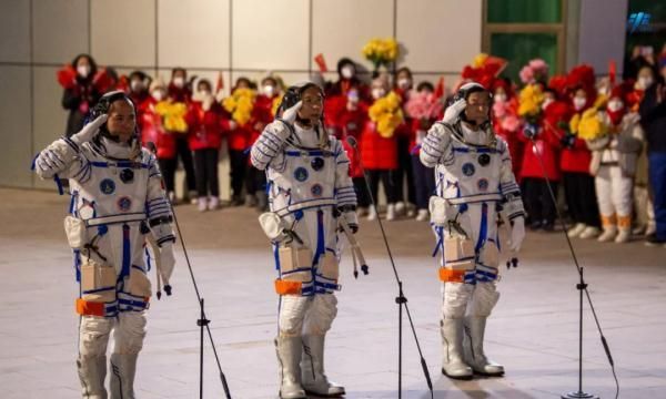 56岁邓清明终圆飞天梦(邓清明终圆飞天梦的简要内容)图15