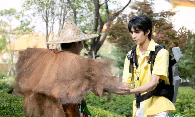 易烊千玺、陈立农、张艺兴、赵磊、李振宁、徐梦洁、赖美云、段奥娟现身机场；龚俊代言官宣；王源《明日创作计划》、王嘉尔《嗨放派》播出图59