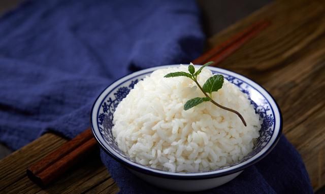 电饭煲焖米饭怎么才能粒粒分明,电饭煲煮饭是开水好还是用冷水好图6