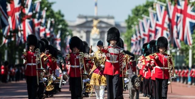 英女王伊丽莎白二世骑马阅兵,英国女王伊丽莎白二世看现代军队图1