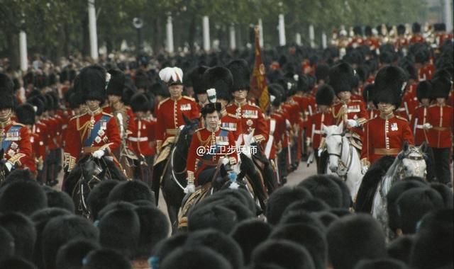 英女王伊丽莎白二世骑马阅兵,英国女王伊丽莎白二世看现代军队图7