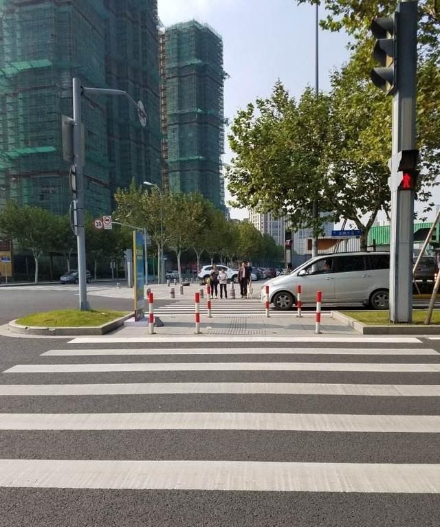 马路上最危险的车,开车路过路口一定要慢行注意安全图5