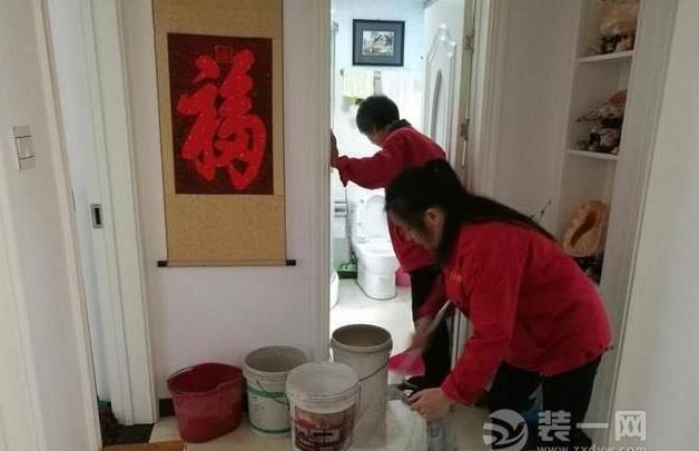 下水道堵塞楼上水溢出怎么处理(楼上下水道排水楼下地漏反气原因)图1