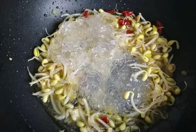 黄豆芽炒水晶粉的做法图6