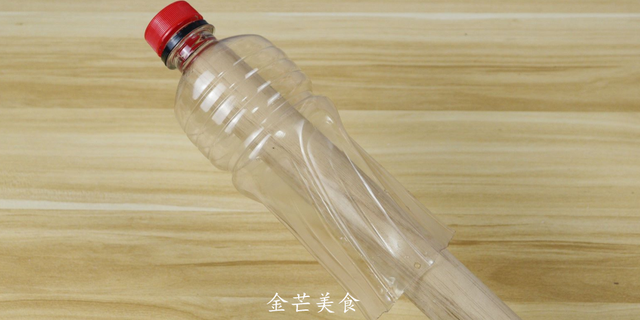 塑料瓶擀面杖捣蒜泥(怎样做捣蒜器)图1