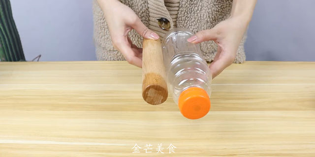 塑料瓶擀面杖捣蒜泥(怎样做捣蒜器)图2