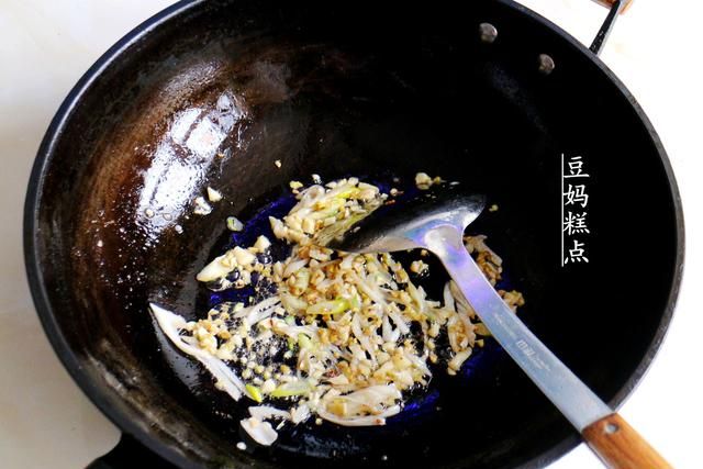 豆腐新吃法放两个鸡蛋加肉末,豆腐里加2个鸡蛋简单开胃又入味图9