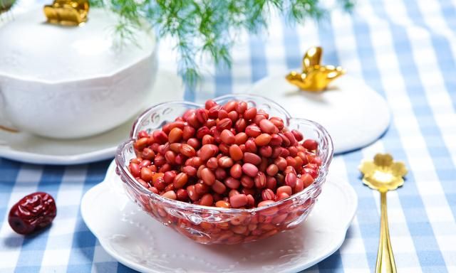 秋季雨天养生食谱(盛夏时节吃什么食物好)图2