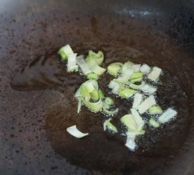 西红柿金针菇牛肉汤的做法窍门,晚上吃金针菇番茄牛肉汤有助减肥图2