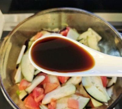 西红柿炒茄子怎样做好吃又简单,宁夏炒茄子西红柿辣椒的家常做法图7