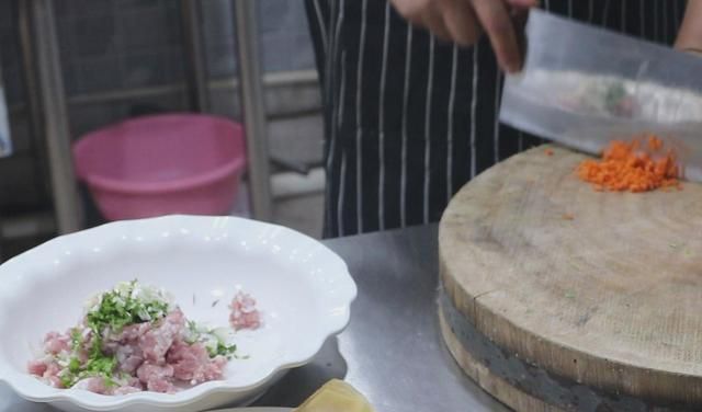 低盐豆皮肉卷(豆腐皮五香肉卷的做法)图4