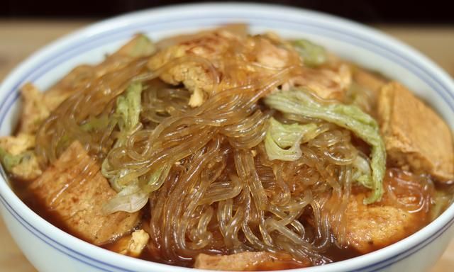 白菜炖豆腐是先炒白菜还是豆腐图1