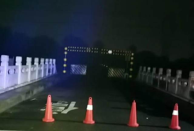 3小时脱困！小汽车雨夜遇滑坡身陷淤泥，台湖镇公路站紧急救援图4