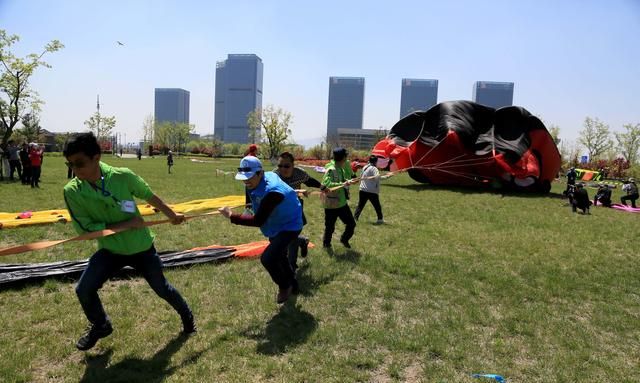 放飞11米的巨型风筝被带上天,巨型风筝怎么飞起来的图3