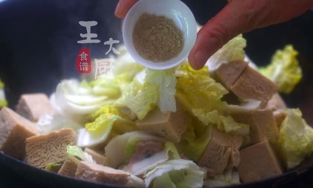 白菜炖冻豆腐的正确方法(白菜炖冻豆腐最简单做法)图11