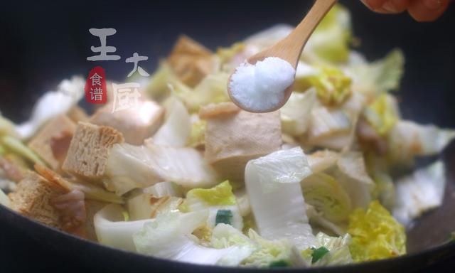 白菜炖冻豆腐的正确方法(白菜炖冻豆腐最简单做法)图15