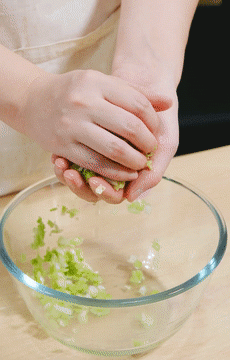 韭菜鸡蛋豆腐卷宝宝辅食图6