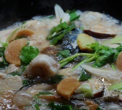 鱼头炖豆腐怎么做孩子爱吃图7