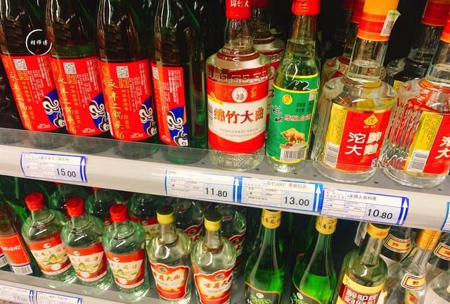 买白酒时，无论啥品牌，只要瓶身有“这串数字”，都是酒精勾兑酒图3