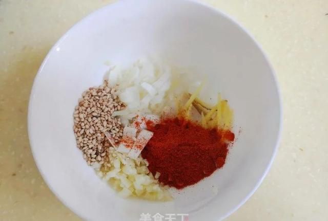 分享家常版凉拌面的做法,夏天没有食欲就吃它,酸爽开胃图31