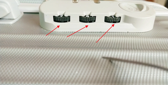 行李箱忘了密码快速打开的方法,新型行李箱忘记密码如何快速打开图3