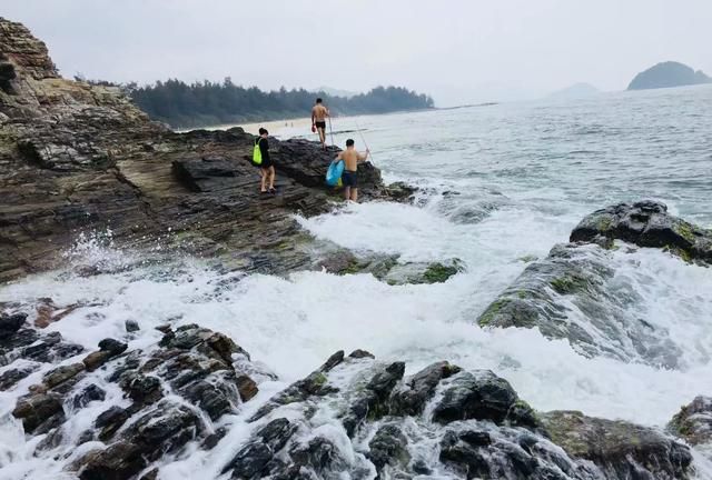 惠州海边露营赶海景点推荐(惠州巽寮湾防波堤海钓地点)图12