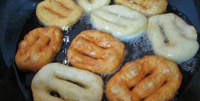 1斤面粉5个鸡蛋教你做早餐炸油饼图8