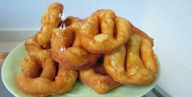 1斤面粉5个鸡蛋教你做早餐炸油饼图9