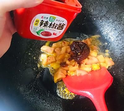 #暖冬酱在手，嗨吃部队锅#不一样的番茄煎蛋面图3