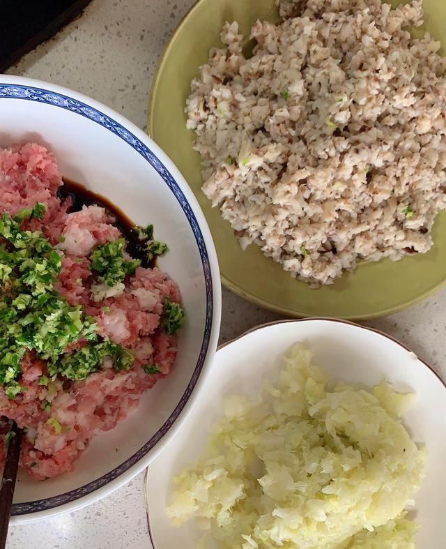 猪肉白菜鲜菇馅饺子的做法(小白菜榛蘑素馅饺子做法)图4