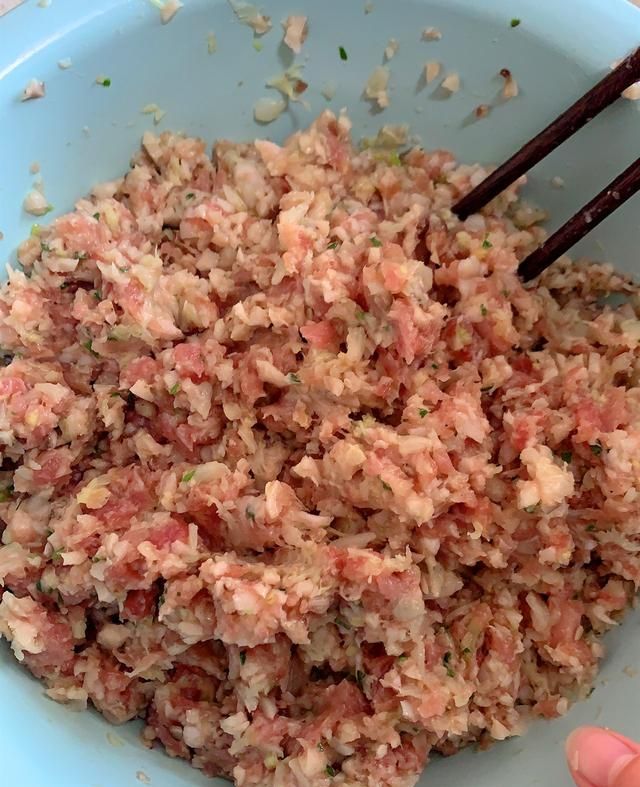 猪肉白菜鲜菇馅饺子的做法(小白菜榛蘑素馅饺子做法)图5