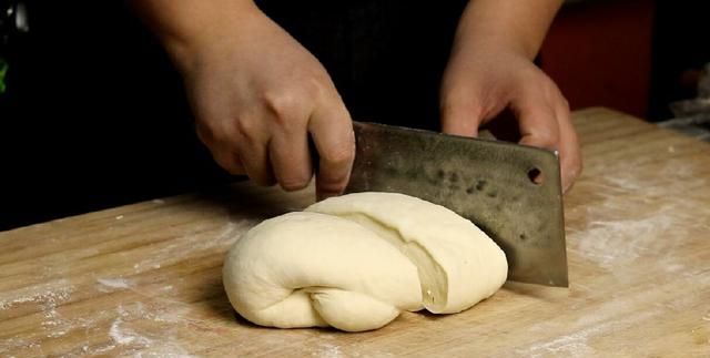 如何做椒盐烧饼窍门,如何制作椒盐烧饼图6