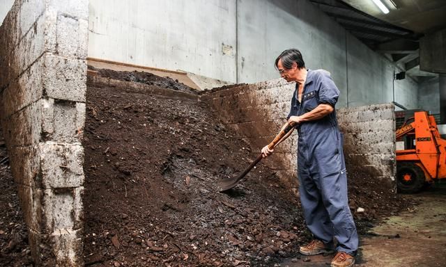 农村自制酵素肥的做法(如何用自制堆肥土培土种植)图5