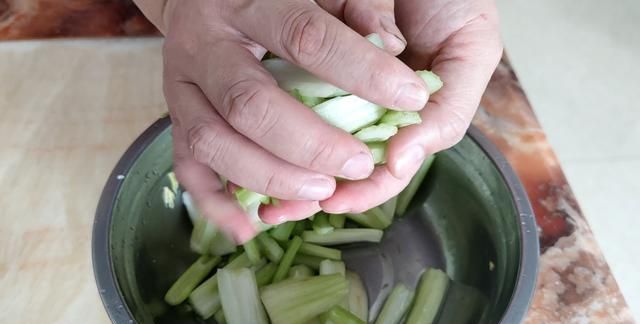 开胃小菜芹菜拌花生(芹菜花生和胡萝卜藕拌凉菜的做法)图10