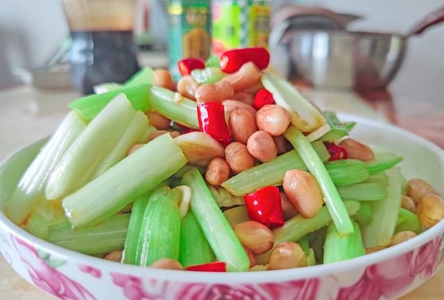 开胃小菜芹菜拌花生(芹菜花生和胡萝卜藕拌凉菜的做法)图13