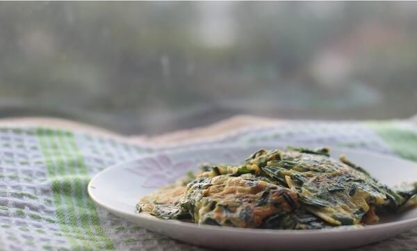 炒白菜蒸鸡蛋糕的简单做法(油渣韭菜土豆蒸饺的做法)图3