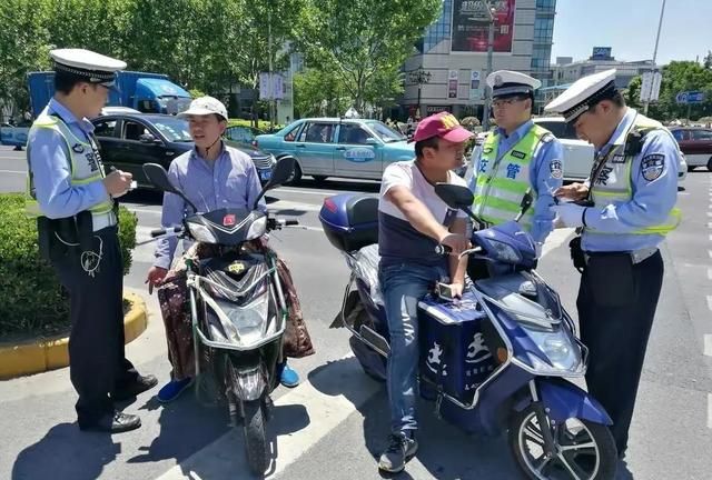 c1驾照开什么车会被处罚(交警提醒c1驾照禁止驾驶这四类车)图3